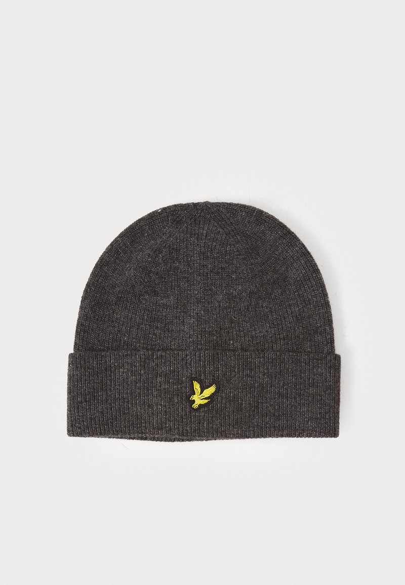 Sötét szürke kötött sapka bordázott textúrával. Az elején egy kis sárga hímzett saslogó található.