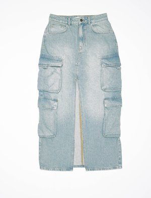 Šviesiai mėlynas džinsinis cargo sijonas su priekine plyšiu, dviem didelėm šoninėm kišenėm ir mygtukiniu uždarymu liemeni.