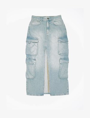 Šviesiai mėlynas džinsinis cargo sijonas su priekine plyšiu, dviem didelėm šoninėm kišenėm ir mygtukiniu uždarymu liemeni.