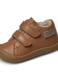 Hnědá kožená bota se dvěma suchými zipy, měkkou podšívkou, kulatou špičkou, texturovanou gumovou podešví a štítkem "Naturino Barefoot".
