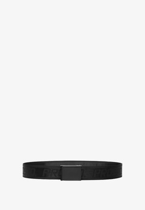 Czarny pleciony pasek z płaską metalową klamrą. Posiada teksturowaną powierzchnię i powtarzający się wzór logo na pasku, dodający detali.