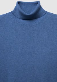 Blauer Rollkragenpullover aus geripptem Strick, mit hohem Kragen, glatter Textur und gleichmäßiger Farbe. Lässige Strickmode für kältere Jahreszeiten.