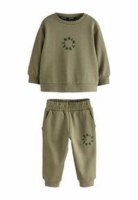 Oliven grünes Sweatshirt und Hosen-Set aus weichem Material. Das Sweatshirt hat einen runden Ausschnitt und ein bedrucktes Logo; die Hose verfügt über einen elastischen Bund und Taschen.