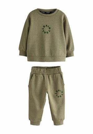 Oliven grünes Sweatshirt und Hosen-Set aus weichem Material. Das Sweatshirt hat einen runden Ausschnitt und ein bedrucktes Logo; die Hose verfügt über einen elastischen Bund und Taschen.