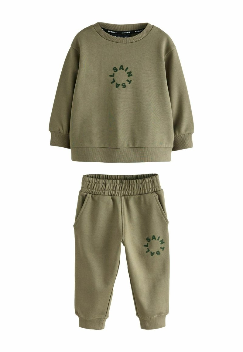 Oliven grünes Sweatshirt und Hosen-Set aus weichem Material. Das Sweatshirt hat einen runden Ausschnitt und ein bedrucktes Logo; die Hose verfügt über einen elastischen Bund und Taschen.
