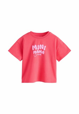 Koraloworóżowa koszulka niemowlęca z krótkim rękawem z napisem "MINI MAMA CLUB" i białą uśmiechniętą buźką nadrukowaną z przodu.