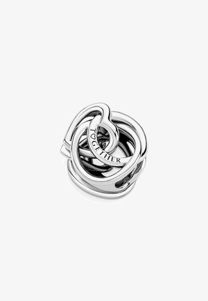 Charm de metal plateado con la característica de bucles entrelazados. Grabado con la palabra "JUNTOS" dentro de una forma de corazón. Superficie lisa y pulida.