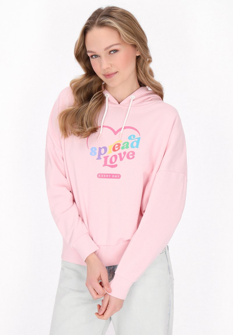 Rózsaszín kapucnis pulóver, melyen a "spread Love" felirat multicolor betűkkel, valamint bordázott mandzsetták találhatók az ujjaknál és a hemnél.