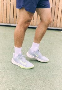 Unselected, wolf grey/barely volt/phantom
