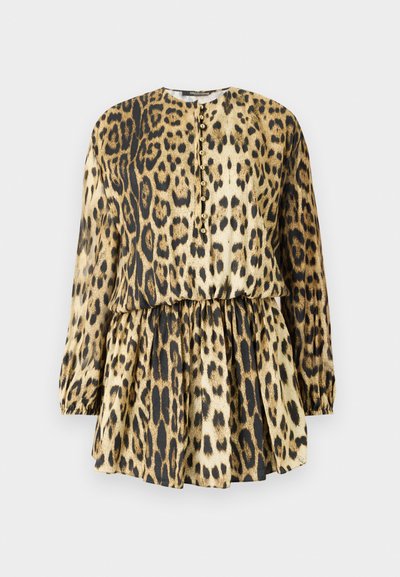 Blůza s leopardím potiskem, dlouhými rukávy, kulatým výstřihem, zapínáním na knoflíky a nařaseným pasem. Vyrobena z lehkého materiálu se hladkým povrchem.