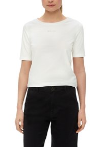 Weißes T-Shirt mit kurzen Ärmeln aus weichem Stoff, mit rundem Halsausschnitt und dezentem "S. OLIVER"-Logo in zartem Pink auf der Vorderseite.