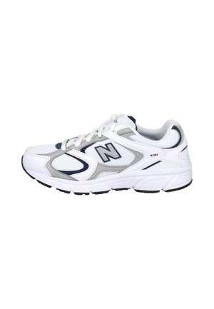 Zapatilla deportiva blanca y gris con suela negra, parte superior de malla, cordones y un gran logo "N" en el lateral con "408" cerca del talón.