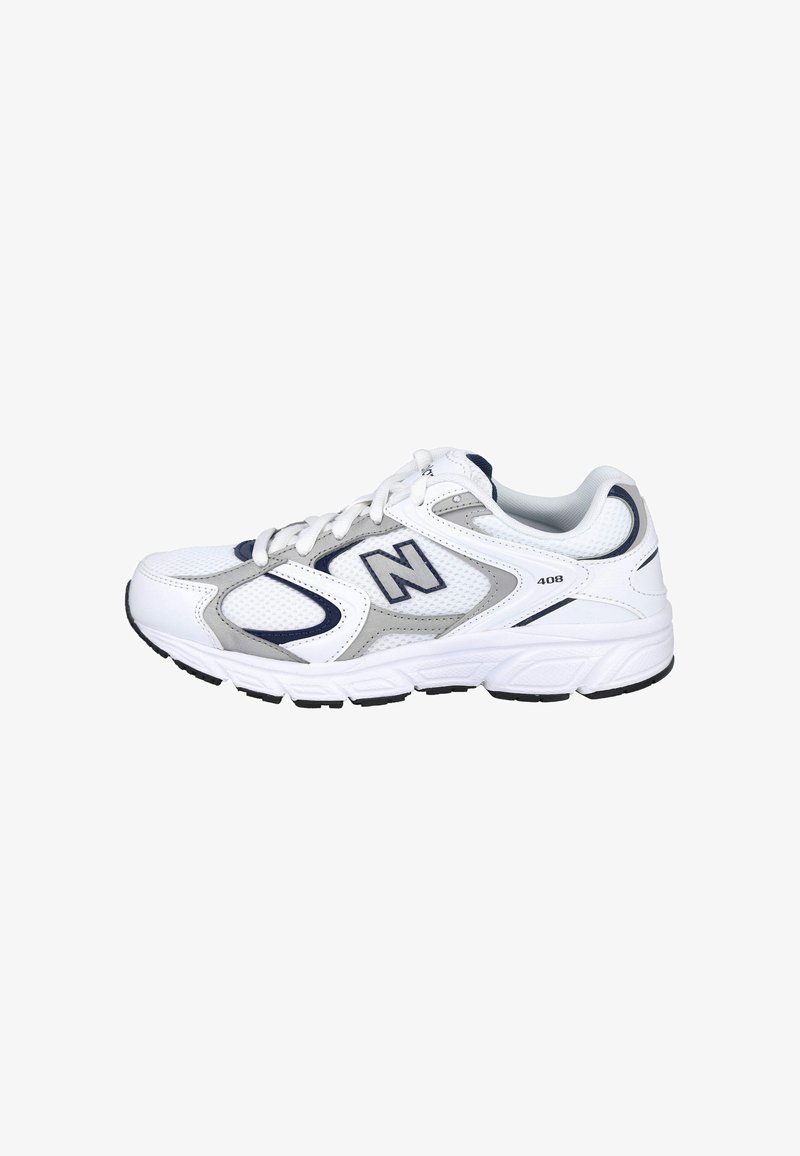 Zapatilla deportiva blanca y gris con suela negra, parte superior de malla, cordones y un gran logo "N" en el lateral con "408" cerca del talón.