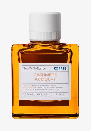 Klare Glasflasche mit Eau de Toilette und oranger Flüssigkeit. Weißer Schraubverschluss und Etikett mit der Aufschrift "Cashmere Kumquat" in blauen und schwarzen Buchstaben.
