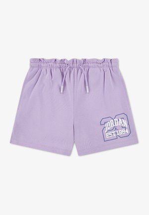 Pantalones cortos lavanda con cintura elástica, cordón ajustable, bolsillos laterales y la inscripción "23 Jordan EST. 1984" en la pierna derecha.