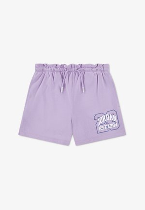 Pantalones cortos lavanda con cintura elástica, cordón ajustable, bolsillos laterales y la inscripción "23 Jordan EST. 1984" en la pierna derecha.