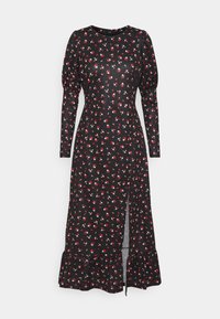 Svart långärmad midiklänning med små röda och vita blommor, puffade axlar, slits fram och volangkant på vit bakgrund.