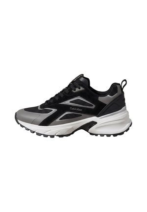 Czarno-szary sneaker Calvin Klein z białą grubą podeszwą, panelami z siateczki, sznurowaniem z przodu i pętelką na pięcie.