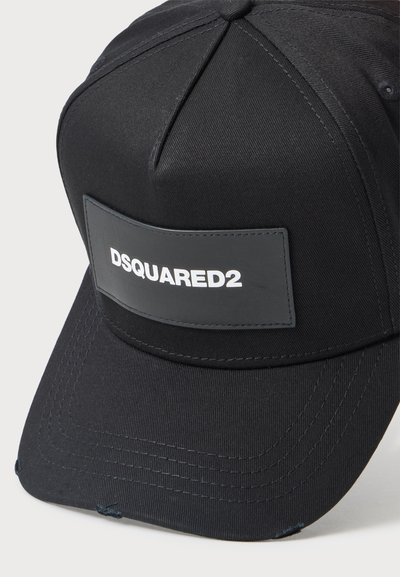 Casquette de baseball noire avec un patch rectangulaire à l'avant affichant le texte blanc "DSQUARED2."