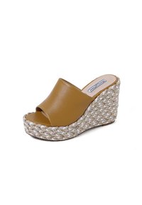 Sandal con tacco a zeppa in pelle marrone, con punta aperta, piattaforma intrecciata in juta e dettagli testurizzati sulla suola.