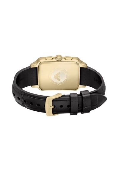 Goudkleurig horloge met een rechthoekige wijzerplaat, zwarte leren band en gouden gesp. Heeft twee drukknoppen en een gegraveerd logo op de achterkant.