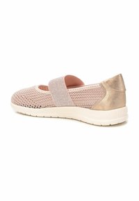 Zapatos planos de malla rosa claro con tacón dorado metálico, tira elástica y suela blanca. Presentan un diseño transpirable y detalles texturizados.
