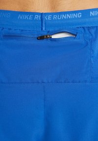 Nike Performance STRIDE SHORT - Pantalón corto de deporte - game royal black black