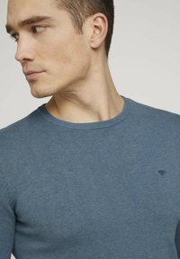 TOM TAILOR CREW NECK  - Strickpullover - dusty blue melange