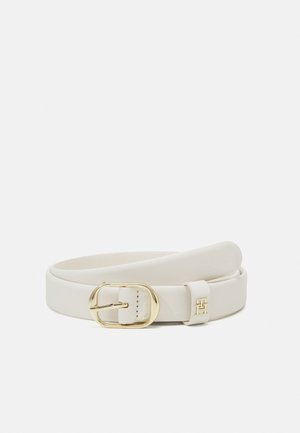 Ceinture en cuir couleur crème avec une petite boucle ovale dorée et un détail logo doré sur la boucle de la ceinture.