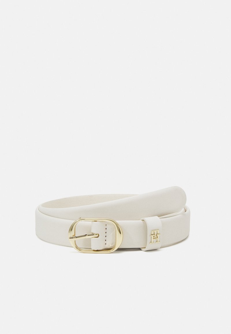 Ceinture en cuir couleur crème avec une petite boucle ovale dorée et un détail logo doré sur la boucle de la ceinture.