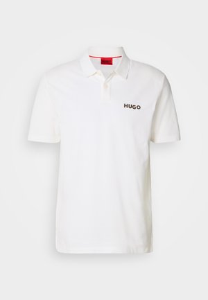 Weißes Baumwoll-Polohemd mit durchgeknöpftem Vorderteil, kurzen Ärmeln und schwarzem "HUGO"-Logo auf der linken Brust.