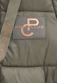 Oliwkowa zielona puchowa kamizelka z przeszyciami, z prostokątną szarą naszywką z napisem "POLO CLUB" i logo w akcentach różowego złota.