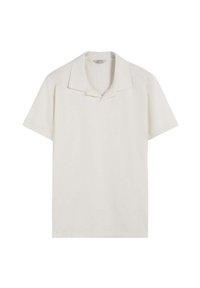 Polo de manga corta en un tono beige claro con collar tipo punto, fabricado con un tejido texturizado y un corte relajado, sin logotipos ni patrones visibles.