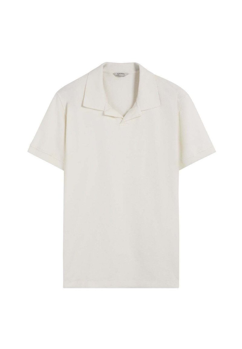 Polo de manga corta en un tono beige claro con collar tipo punto, fabricado con un tejido texturizado y un corte relajado, sin logotipos ni patrones visibles.