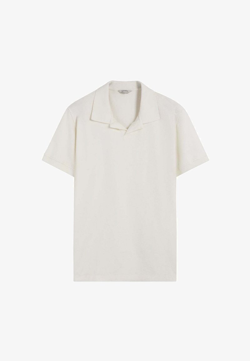 Polo de manga corta en un tono beige claro con collar tipo punto, fabricado con un tejido texturizado y un corte relajado, sin logotipos ni patrones visibles.