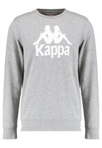 Grå sweatshirt lavet af blødt materiale med lange ærmer, rund hals og stort hvidt Kappa-logo med silhouetfigurer.