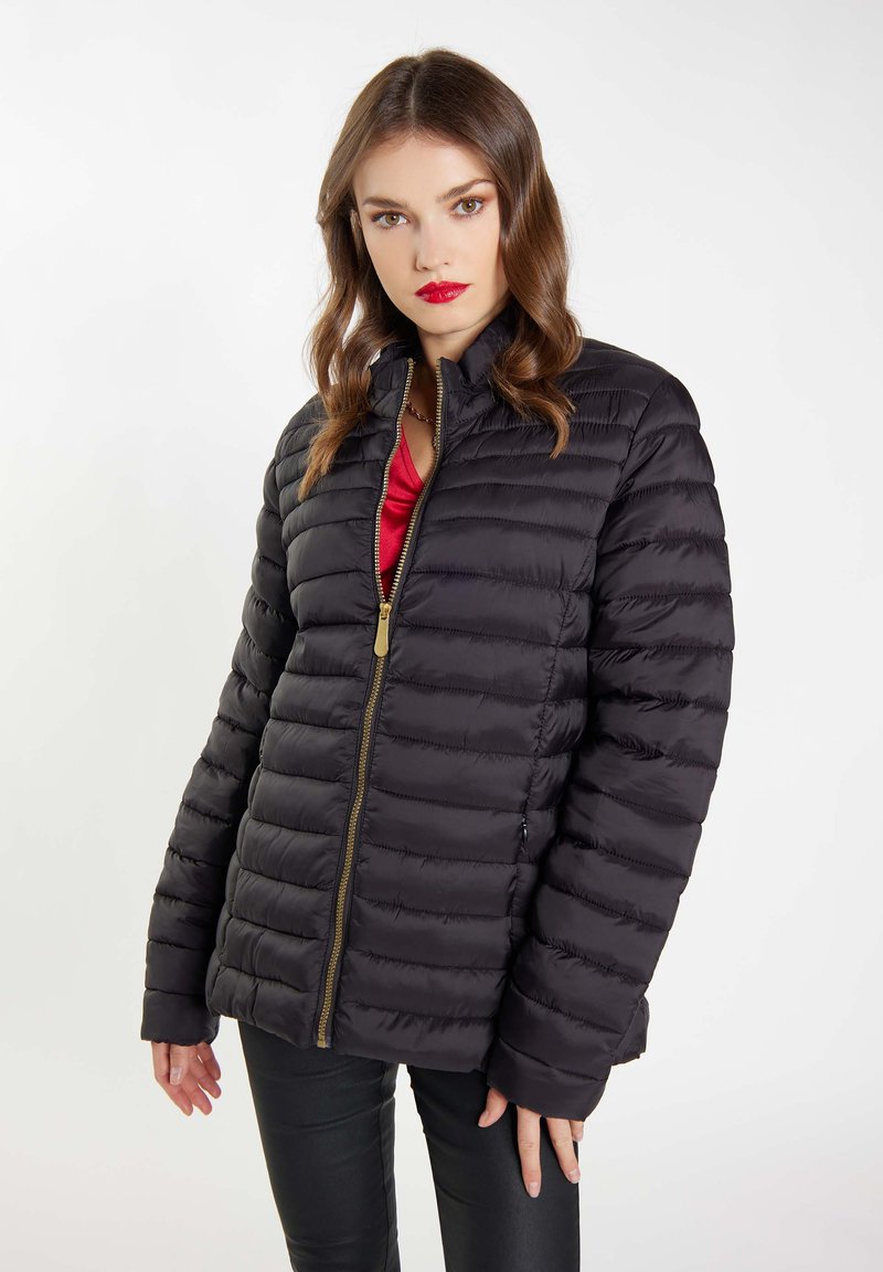 Jachetă puffer neagră cu cusături orizontale, fermoar complet și guler înalt. Prezintă accesorii aurii și un design ușor ajustat.