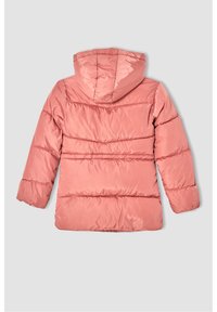 Różowa puchowa kurtka z kapturem, z poziomymi przeszyciami, elastycznymi mankietami i gładką, błyszczącą fakturą materiału.