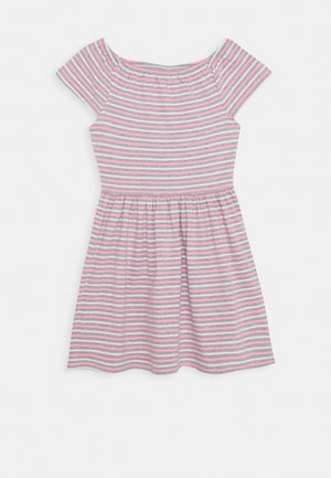 Abito a righe grigio, rosa e bianco. Maniche corte, scollatura off-the-shoulder, corpetto aderente e gonna svasata. Materiale in cotone.