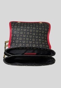 Borsa a tracolla nera con motivo, rifiniture rosse, dettagli in oro e una cinghia a catena. L'interno presenta due scomparti con una fodera nera liscia.