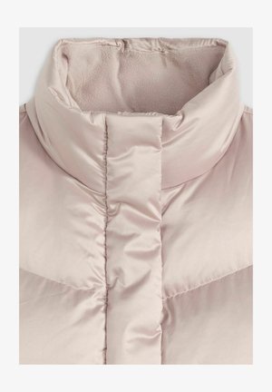 Veste matelassée rose clair à col haut, avec doublure en polaire douce et fermeture frontale matelassée.