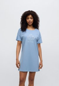 Φόρεμα από βαμβάκι σε ανοιχτό μπλε χρώμα με άνετη εφαρμογή, κοντά μανίκια και λουλουδάτο σχέδιο με το κείμενο "ήρθε η ώρα να ανθίσεις" σε λευκό χρώμα. Ομαλή υφή.