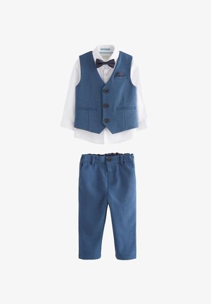 Set de vestă albastră și pantaloni din material texturat; cămașă albă și papion; evidențiat cu butoane; asortat cu pantofi sport albi.