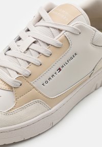 Tommy Hilfiger BASKET CORE LTH MIX ESS - Sneakers basse - misty coast