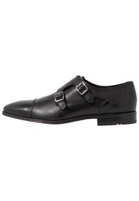 Scarpe in pelle nera con due fibbie argentate, punta affusolata, design elegante e tacco leggermente rialzato per un aspetto curato.
