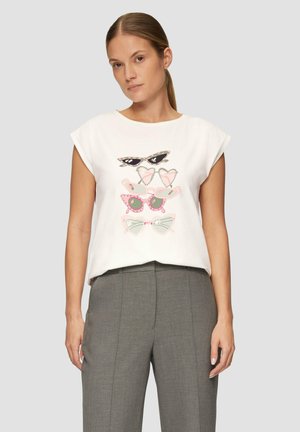 Witte T-shirt met korte mouwen met een grafische afdruk van kleurrijke zonnebrillen in verschillende vormen. Gecombineerd met grijze op maat gemaakte broeken.