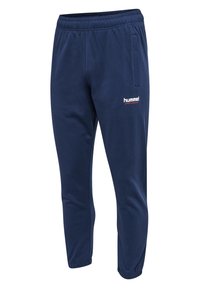 Marineblaue Sporthose mit elastischem Bund und Bündchen, Seitentaschen und weißem "hummel"-Logo am linken Oberschenkel.