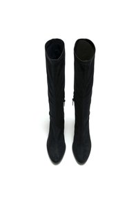 Stivali neri in suede fino al ginocchio con punta affusolata, caratterizzati da un design arricciato, dettagli con zip e una fodera interna liscia.