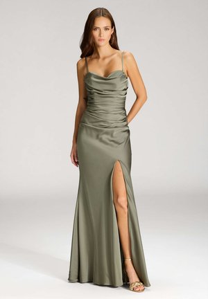 Robe satin vert olive avec un buste drapé, des bretelles fines et une fente haute sur la cuisse, présentant une silhouette ajustée et une texture lisse.