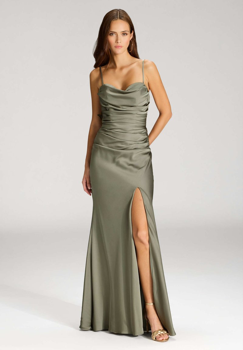 Abito in satin verde oliva con busto drappeggiato, spalline sottili e spacco alto fino alla coscia, caratterizzato da una silhouette aderente e una texture liscia.
